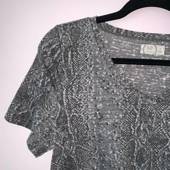 Maurices 24/7 Gray Snakeskin Print Knot Front V-neck Tee Small Women’s - Picture 3 of 8